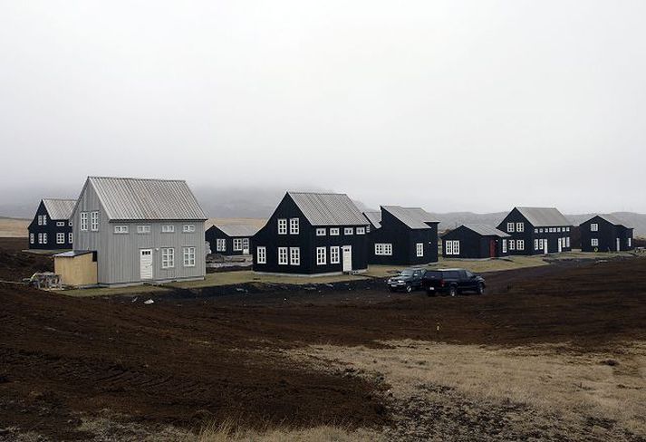 Húsin eru flutt inn frá Noregi og minna frekar á gömul hús í eldri kaupstöðum landsins en á hefðbundin sumarhús íslensk.Fréttablaðið/Stefán