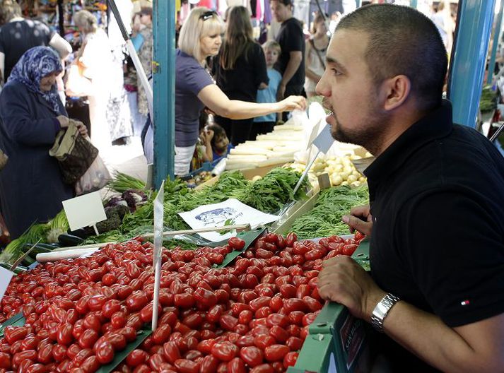 Grænmetissali í Berlín. Þýska stjórnin kannar nú möguleika á að Evrópusambandið komi spænskum bændum til hjálpar. fréttablaðið/AP