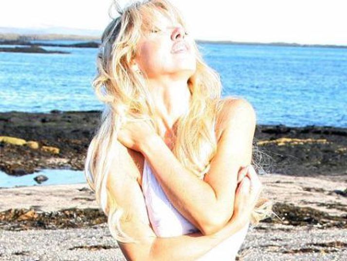Takið vasaklútana MEð! Anna Mjöll Ólafsdóttir treður upp á Bökuðu kartöflunni í kvöld.