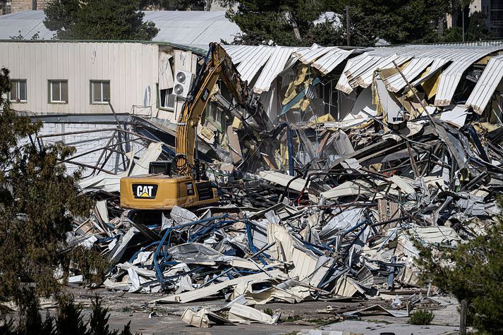 Stórar vinnuvélar eru á staðnum og vinna að því að rífa niður allt sem áður stóð innan höfuðstöðva UNRWA.