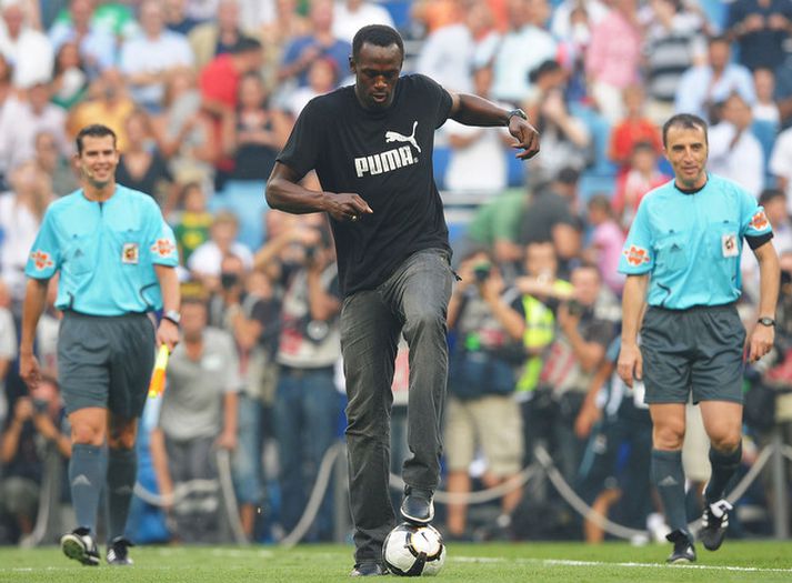 Bolt tekur upphafsspark leiktíðarinnar hjá Real Madrid í gær.