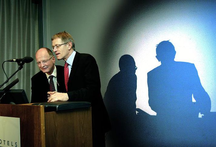 Heiðursgestir hjálpast að Ulrich Schulte-Strathaus kemur Simon Calder til aðstoðar við upphaf erindis þess síðarnefnda þannig að ekki tók nema skamma stund að skipta á milli skyggnusýninga. Fréttablaðið/GVA