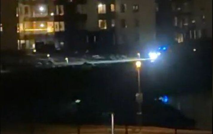 Lögreglubíll þræðir götur við Sjáland í kvöld.