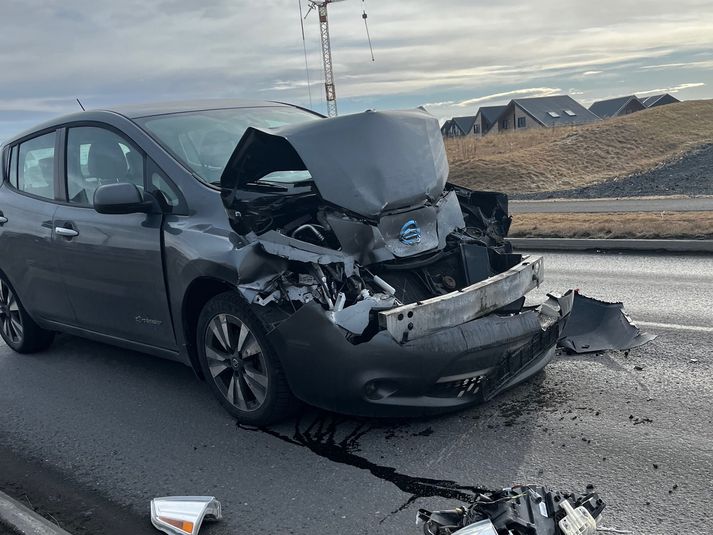 Skólarútan varð ekki fyrir miklu sjáanlegu tjóni en annað er að segja um hinn bílinn.