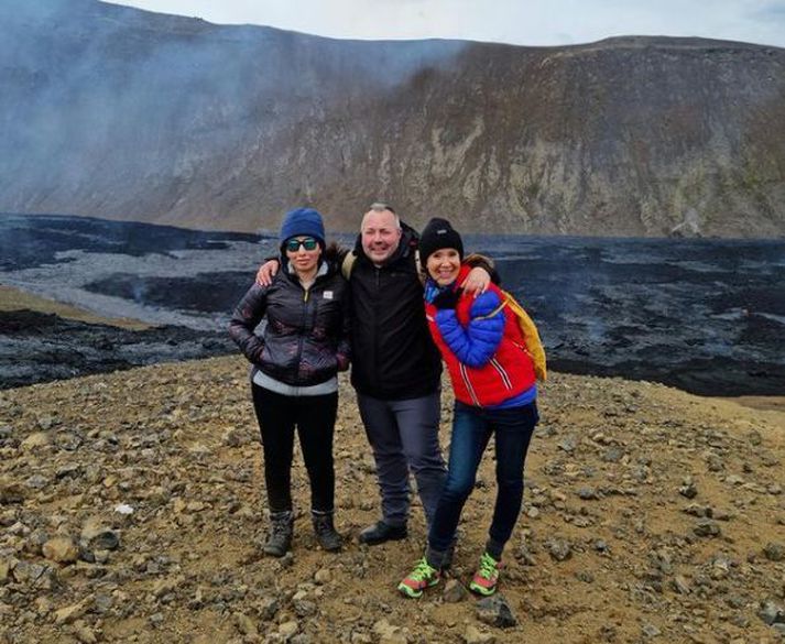 Latifa er hér til vinstri á myndinni, Marcus fyrir miðju og Sioned Taylor til hægri.