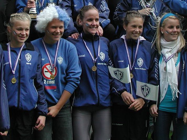 Kristín Birna Ólafsdóttir (í miðju)fagnar hér sigri ásamt ungum ÍR-meyjum.