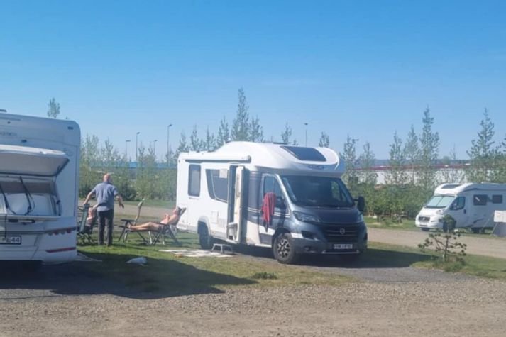 Sólin lék við gesti á tjaldsvæðinu á Egilsstöðum í morgun sem lágu í sólbaði.
