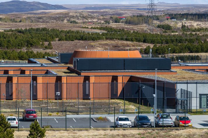 Fangelsismálastofnun og hagsmunasamtök fanga hafa ítrekað bent á að úrræði skorti fyrir fanga sem glíma við fjölþættan vanda þegar þeir losna úr fangelsi.