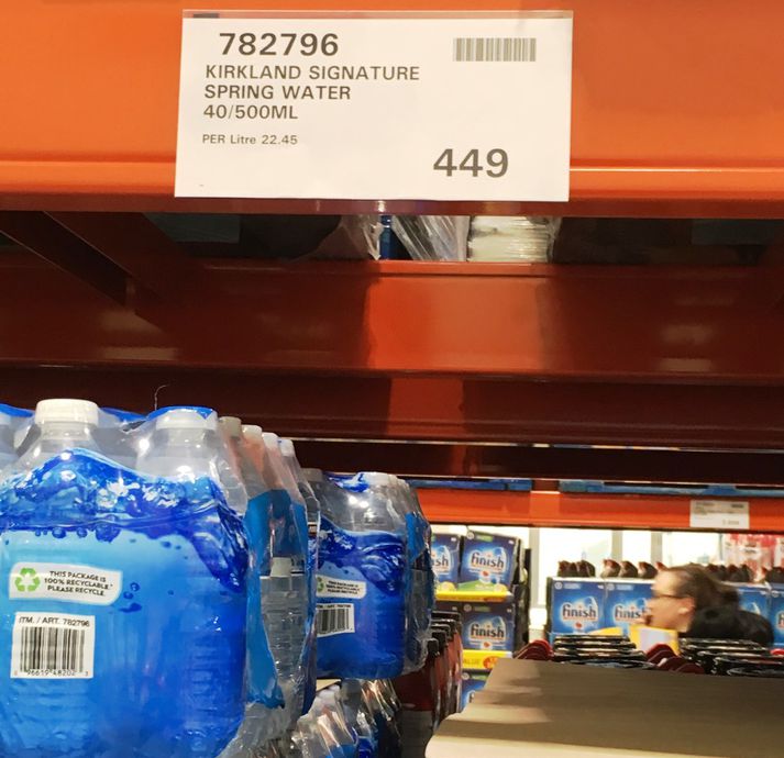 Hægt er að kaupa 40 hálfs líters vatnsflöskur  á 449 krónur í Costco.