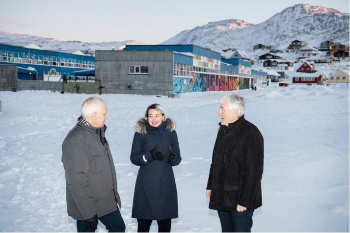 Á skólalóðinni í Nuuk 18. desember síðastliðinn, daginn sem samningar voru undirritaðir. Karl Andreassen, framkvæmdastjóri Ístaks, Charlotte Ludvigsen, borgarstjóri sveitarfélagsins Sermersooq, sem Nuuk tilheyrir, og Hermann Sigurðsson yfirverkfræðingur Ístaks.