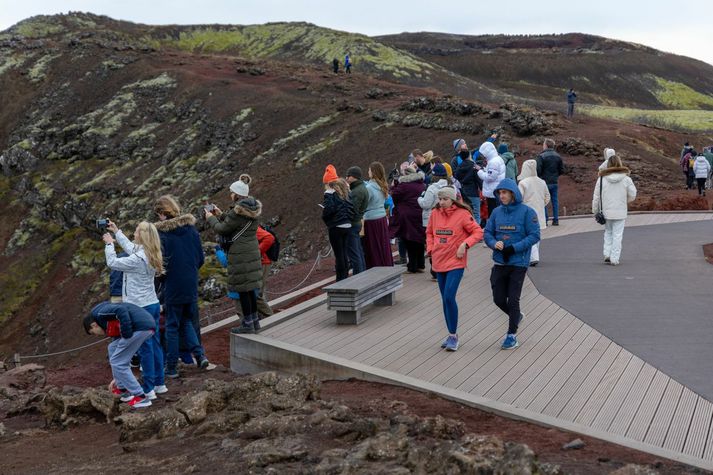 Í apríl fjölgaði starfandi í ferðaþjónustu milli ára um 350 manns. 