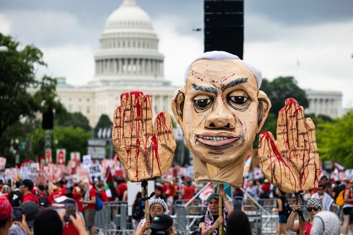 Mótmælendur safnast saman við þinghúsið í Washington DC til að mótmæla stríðsrekstri Ísraela á Gasa og vopnasölu Bandaríkjanna til Ísraels.