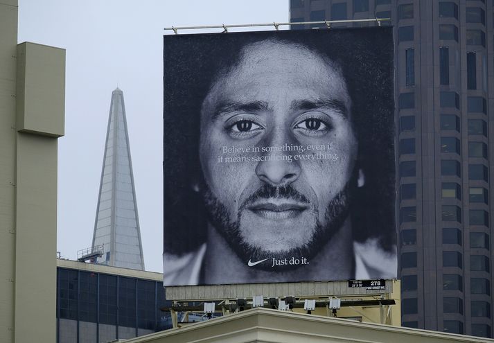 Auglýsing Nike með Colin Kaepernick í aðalhlutverki gnæfir yfir borgurum San Francisco-borgar.