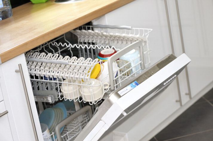 Upplýsingafulltrúi Electrolux í Noregi hvetur fólk til að fjarlægja bein af kjöt og fiski en að megnið af matarleifum sé skilið eftir á disknum áður en hann fer í uppþvottavélina.