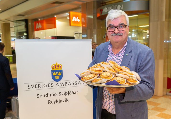 Håkan Juholt bauð gestum og gangandi upp á kanilsnúða í Kringlunni á degi kanilsnúðsins (s. Kanelbullens dag) í apríl 2019.