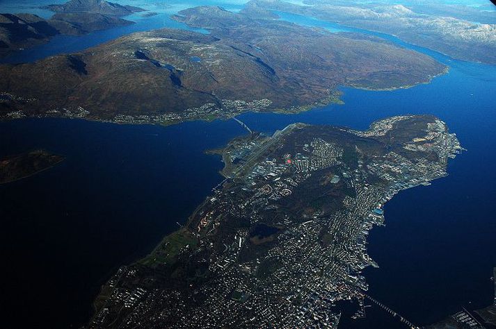 Séð yfir Tromsø Langir mjóir firðir og há fjöll geta skapað hættu á nokkrum stöðum í Noregi, bæði vegna hruns og svo vegna flóðbylgja sem geta myndast. Flóðbylgja í mjóum firði getur orðið margir tugir metra á hæð falli mörg þúsund tonn af bergi í sjóinn.