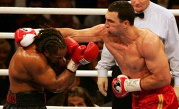 Wladimir Klitschko saumar hér að Chris Byrd í bardaga þeirra í apríl