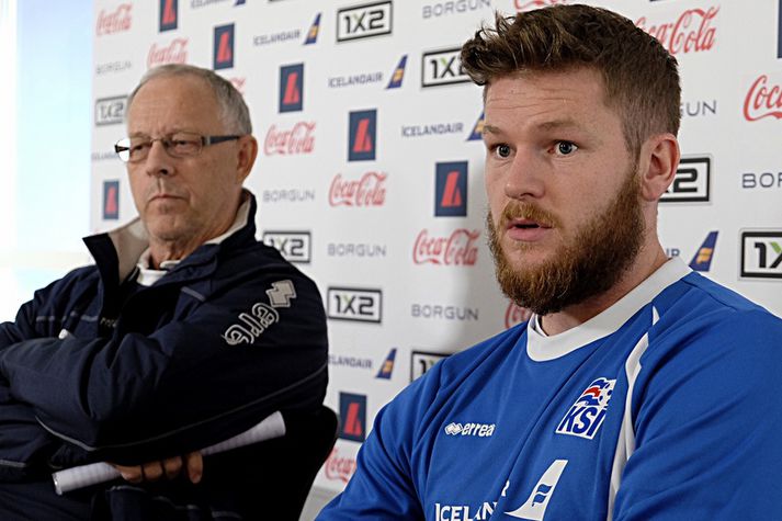 Aron Einar Gunnarsson ásamt landsliðsþjálfaranum Lars Lagerbäck í Laugardalnum í hádeginu.