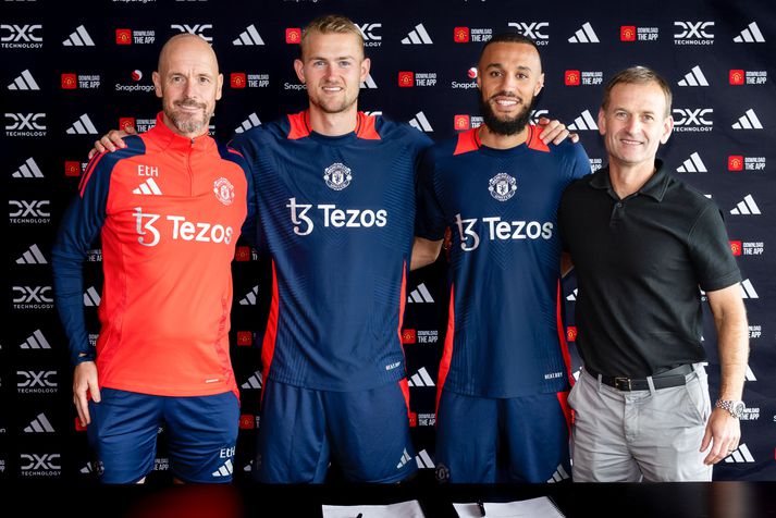 Erik ten Hag með nýju leikmönnunum Matthijs de Ligt og Noussair Mazraoui auk íþróttastjórans Dan Ashworth.