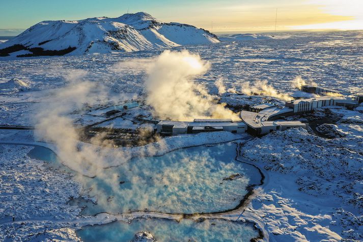 Bláa lónið og fjallið Þorbjörn í bakgrunni.