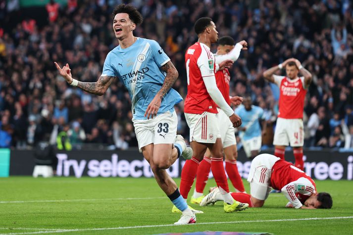 Nico O'Reilly fagnar marki fyrir Manchester City á móti Arsenal í úrslitaleik enska deildabikarsins.