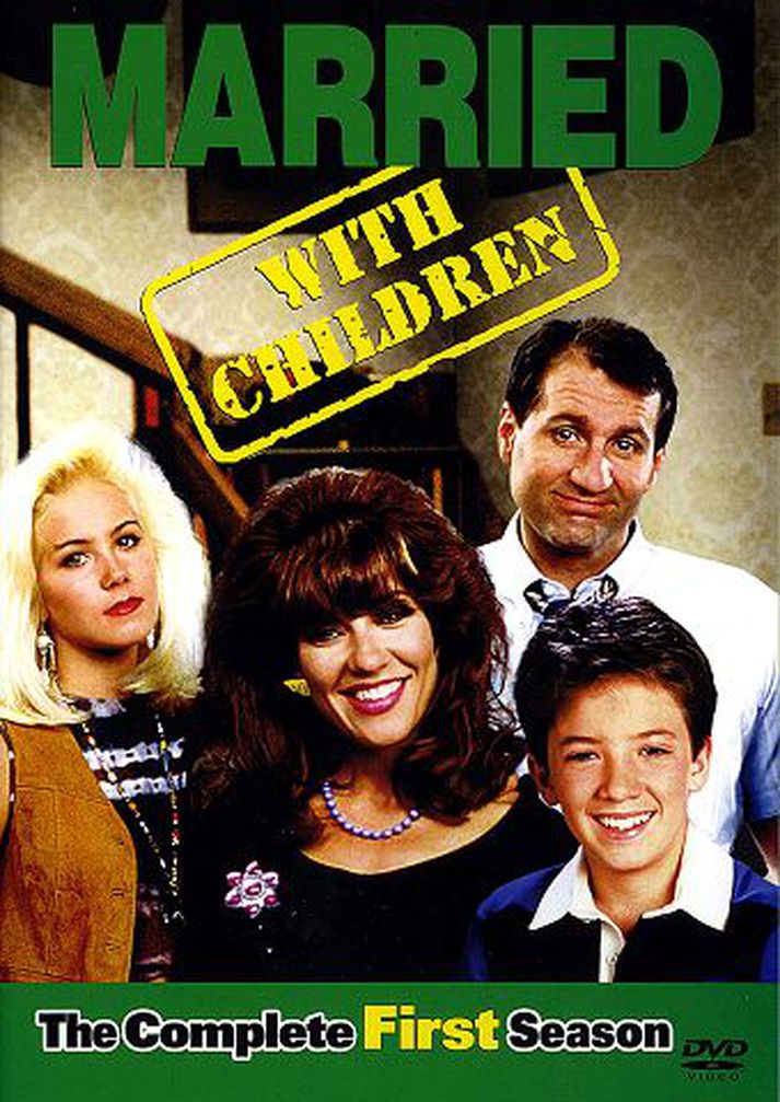 Engin hjónabandssæla finnst hjá Al og Peggy Bundy sem gera allt til þess að fara í taugarnar hvort á öðru og klúðra uppeldi barna sinna en hvítt rusl hefur sjaldan verið jafn fyndið í sjónvarpi.
