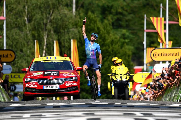 Hugo Houle bendir til himnanna eftir sigurinn í 16 stigi Tour de France. 