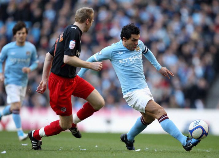 Carlos Tevez í baráttunni við Brynjar Björn í dag.
