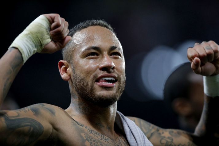 Neymar yngri fagnar sigri með liði Paris Saint Germain þar sem hann hefur spilað undanfarin ár.