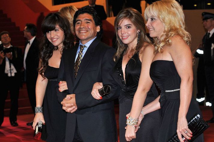 Diego Maradona með dætrum sínum Dölmu og Gianninu ásamt fyrrum eiginkonu sinni Claudiu Villafane á góðri stund í Cannes í Frakklandi árið 2008.