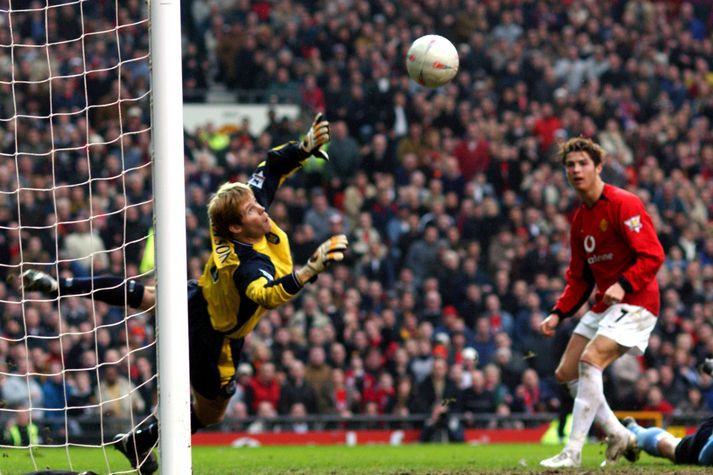 Árni Gautur þegar hann stóð á milli stanganna hjá Manchester City. Þarna glittir einnig í ungan Cristiano Ronaldo en myndin er úr leik Manchester City og Manchester United í FA bikarnum.