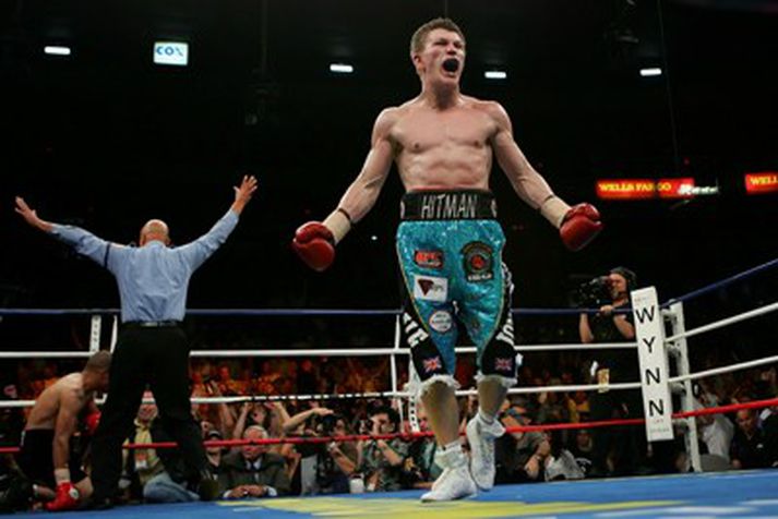 Ricky Hatton fagnar rothögginu í fjórðu lotu