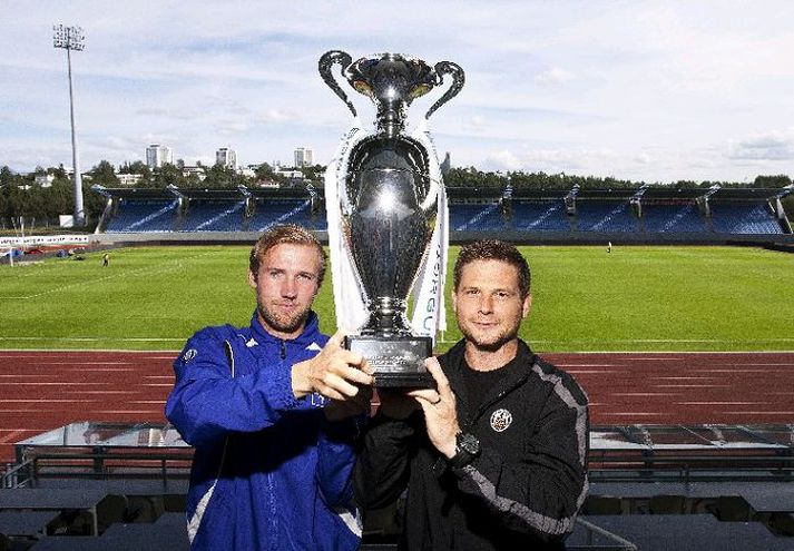 Daníel Laxdal, fyrirliði Stjörnunnar, og Bjarni Guðjónsson, fyrirliði KR, með nýja bikarinn sem keppt verður um í fyrsta skipti í ár. Fréttablaðið/Stefán