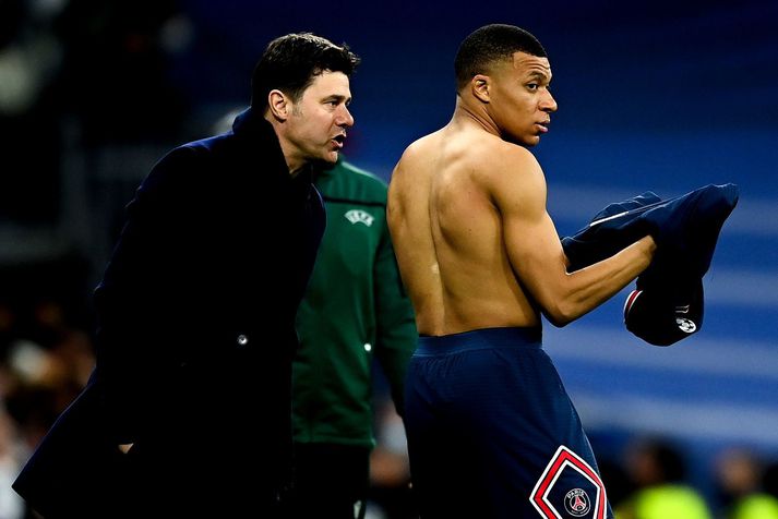 Mauricio Pochettino og Kylian Mbappe í leik með Paris Saint-Germain directs his players Kylian Mbappe í Meistaradeildarleiknum afdrífaríka á móti Real Madrid í vetur.