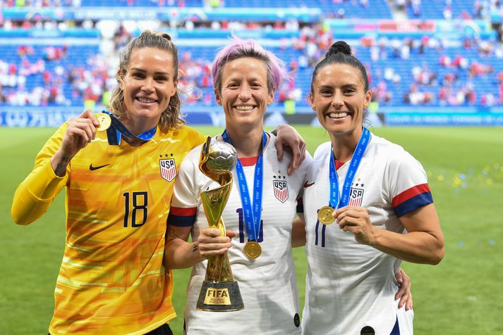 Megan Rapinoe og Ali Krieger sjást hér saman með Ashlyn Harris þegar bandaríska landsliðið varð heimsmeistari 2019.