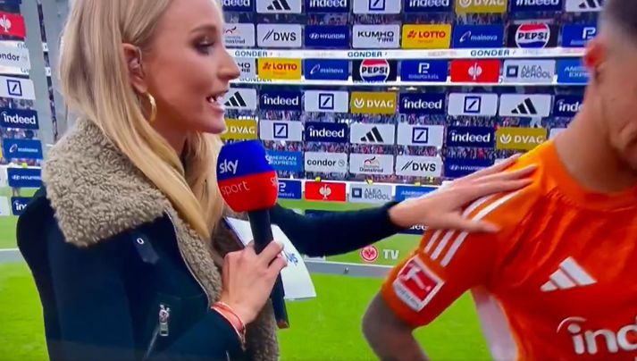 Katharina Kleinfeldt búin að átta sig á mistökunum og biður Marco Friedl afsökunar.