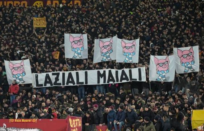 Nokkrir meðlima Lazio Ultras ákváðu að hefna sín á Roma Ultras. 