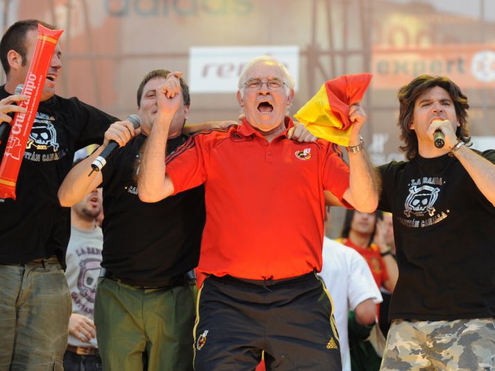 Luis Aragones fagnar Evrópumeistaratitlinum með Spánverjum fyrir tveimur árum.