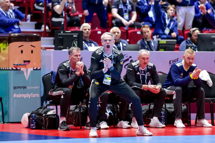 Snorri Steinn ákveðinn á hliðarlínunni. Hann er stoltur af drengjunum sínum