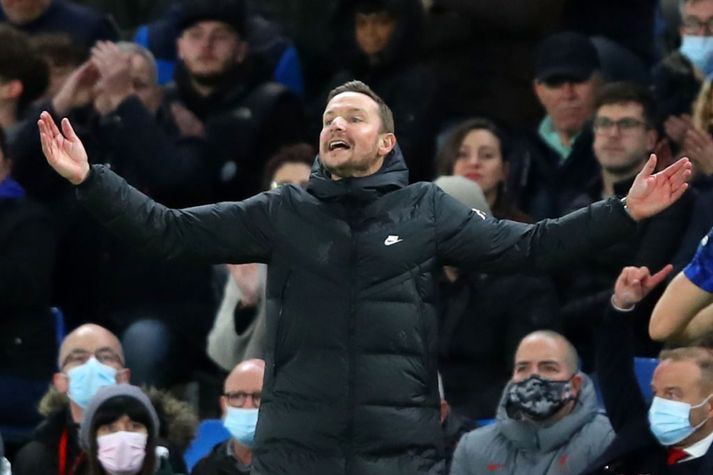 Pep Lijnders var líflegur á hliðarlínunni í jafnteflinu gegn Chelsea á sunnudag.