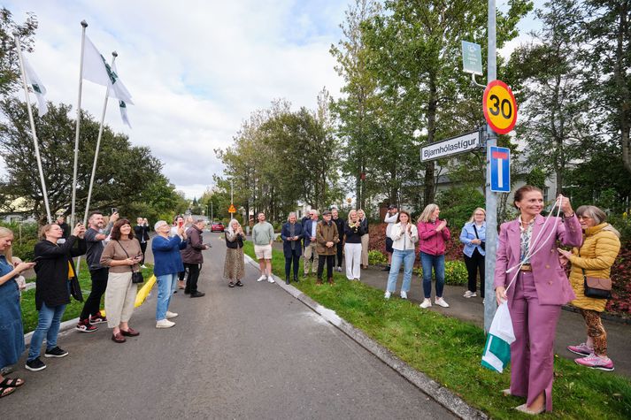 Sett var upp viðurkenningarskilti við götumerkinguna. 