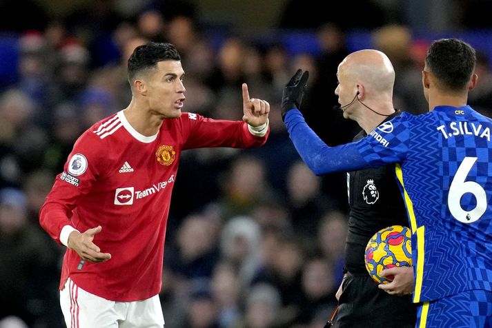 Cristiano Ronaldo var mjög pirraður í leiknum á Stamford Bridge í gær enda ósáttur að þurfa að byrja þennan stórleik á bekknum.