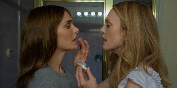 Natalie Portman og Julianne Moore í hlutverkum sínum.
