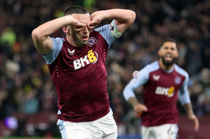 John McGinn fagnar markinu sem tryggði Aston Villa sigur gegn Arsenal í gær.