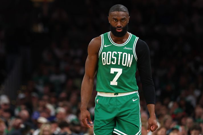 Jaylen Brown yfirgefur Boston Celtics og fer yfir til erkifjenda sinna í Philadelphia 76ers en liðin mættust í úrslitakeppninni í ár.