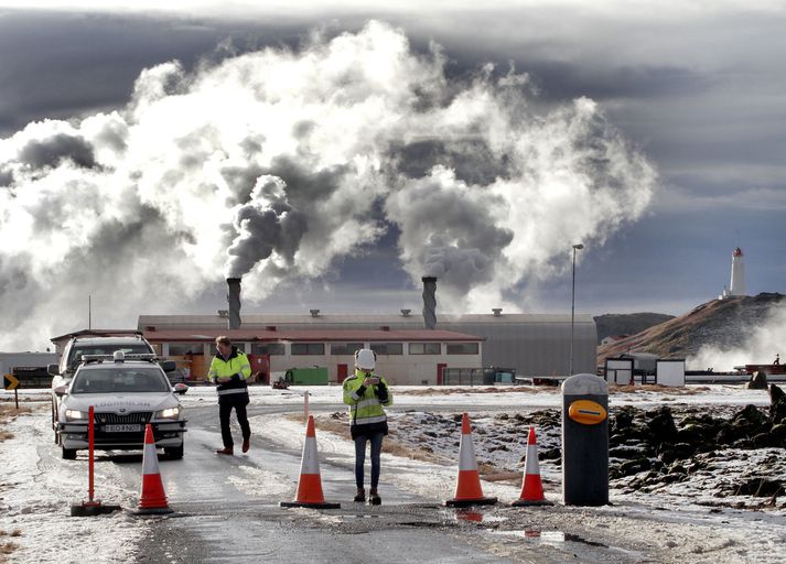 Mennirnir sváfu í húsinu með rauða þakinu fyrir miðri mynd. Það stendur 20 metrum frá vinnsluhúsi Háteigs. 