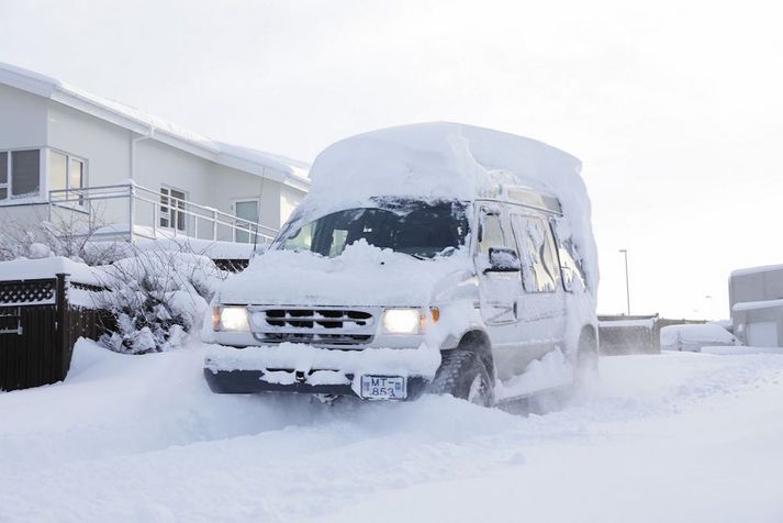 Nokkrir vegir hafa verið opnaðir á Suðurlandi en þó er enn víða þungfært eða ófært.