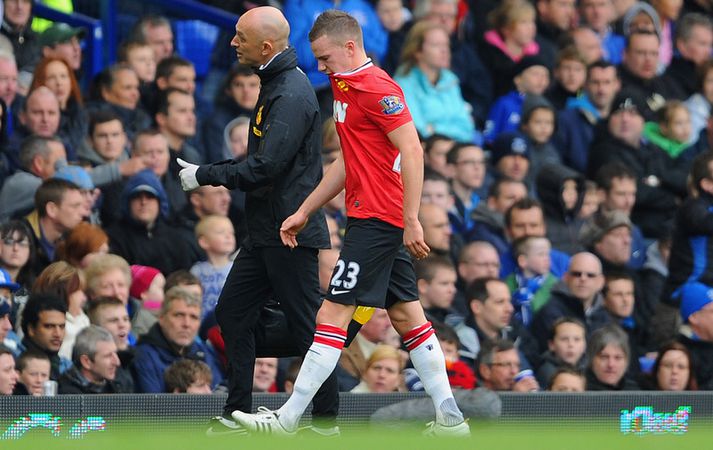 Tom Cleverly gengur hér meiddur af velli.