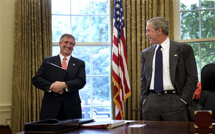 George Bush Bandaríkjaforseti ásamt Andrew Card sem nú hefur sagt af sér sem starfsmannastjóri Hvíta hússins.
