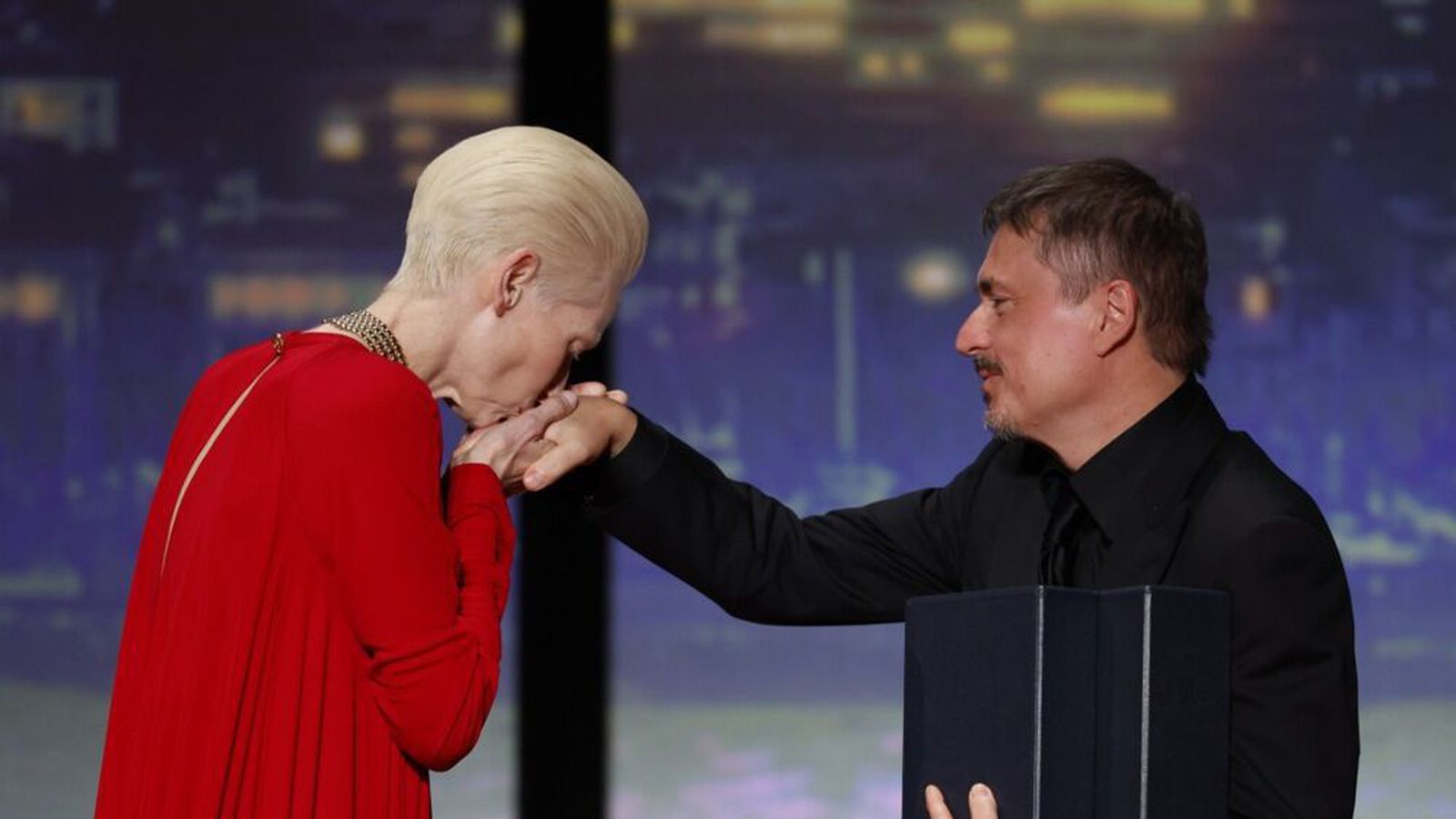 Fjörðurinn og mynd um á­hrif inn­rásar Rússa verð­launuð í Cannes